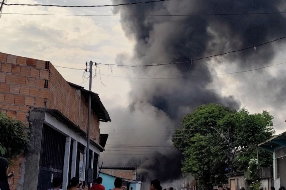Incêndio de grandes proporções destrói fábrica na Zona Norte de Manaus Incêndio de grandes proporções destrói fábrica na Zona Norte de Manaus