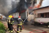 Bombeiros combatem incêndio em galpão de fábrica na zona norte de Manaus