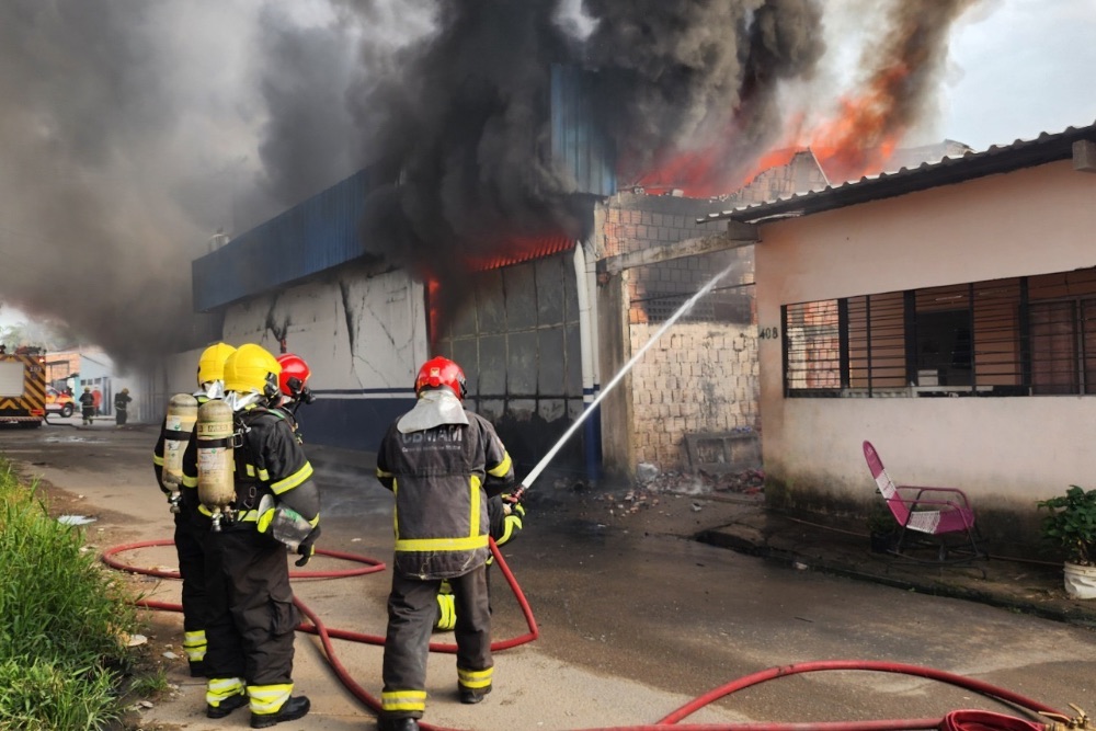 Bombeiros combatem incêndio em galpão de fábrica na zona norte de Manaus Bombeiros combatem incêndio em galpão de fábrica na zona norte de Manaus