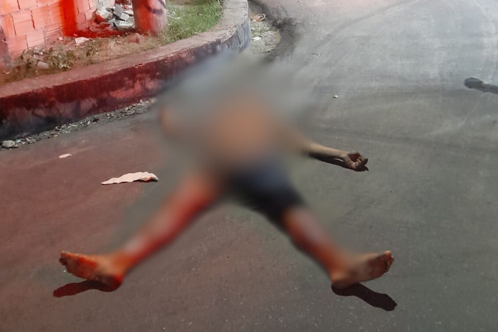 Homem &eacute; perseguido e morto com golpes de ter&ccedil;ado no bairro Novo Aleixo