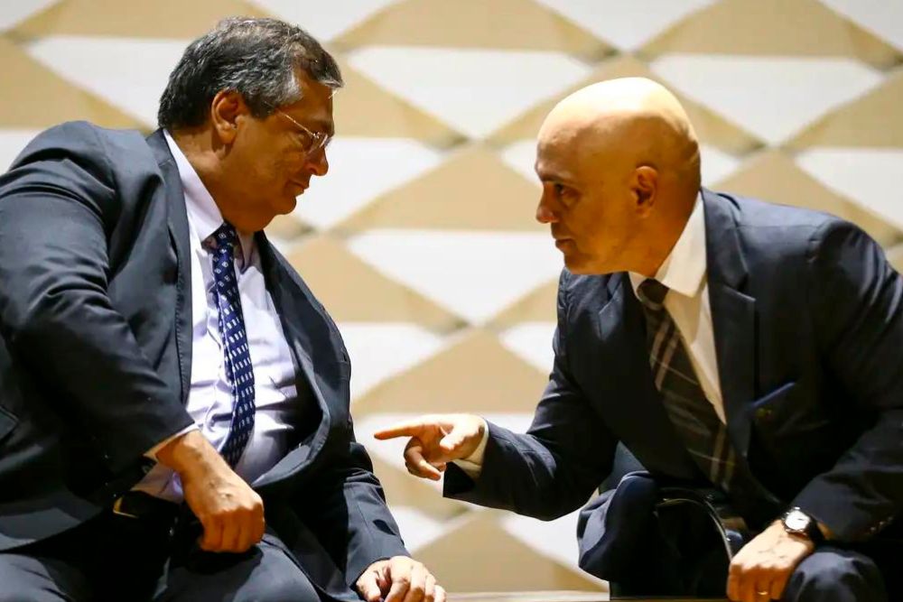 Dino segue Moraes e vota para manter suspensão do X no Brasil Dino segue Moraes e vota para manter suspensão do X no Brasil