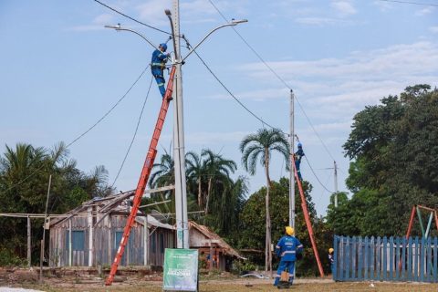 Indígenas comemoram chegada de iluminação pública, pela primeira vez, a aldeias de Parintins