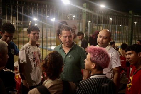Marcelo Ramos inicia campanha pelas ruas de Manaus com adesivaço e panfletagem