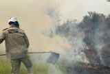 Bombeiros combatem incêndio em vegetação nas proximidades do aeroporto de Lábrea