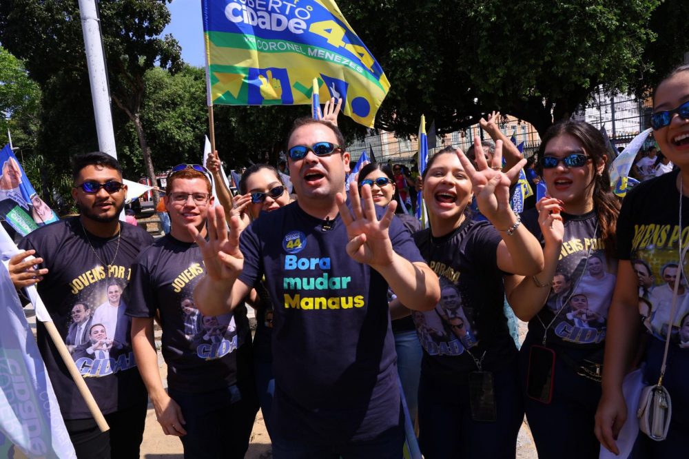 Roberto Cidade ouve queixas da popula&ccedil;&atilde;o durante caminhada no Centro de Manaus