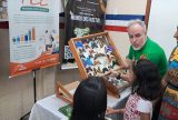 Fapeam mostra pesquisa sobre coleção de invertebrados para população durante ação do Governo Presente no bairro Petrópolis