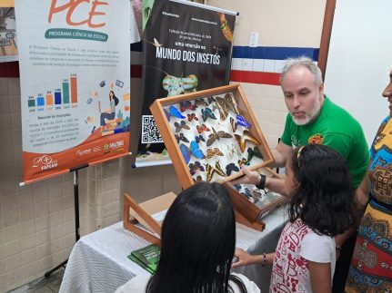 Fapeam mostra pesquisa sobre coleção de invertebrados para população durante ação do Governo Presente no bairro Petrópolis