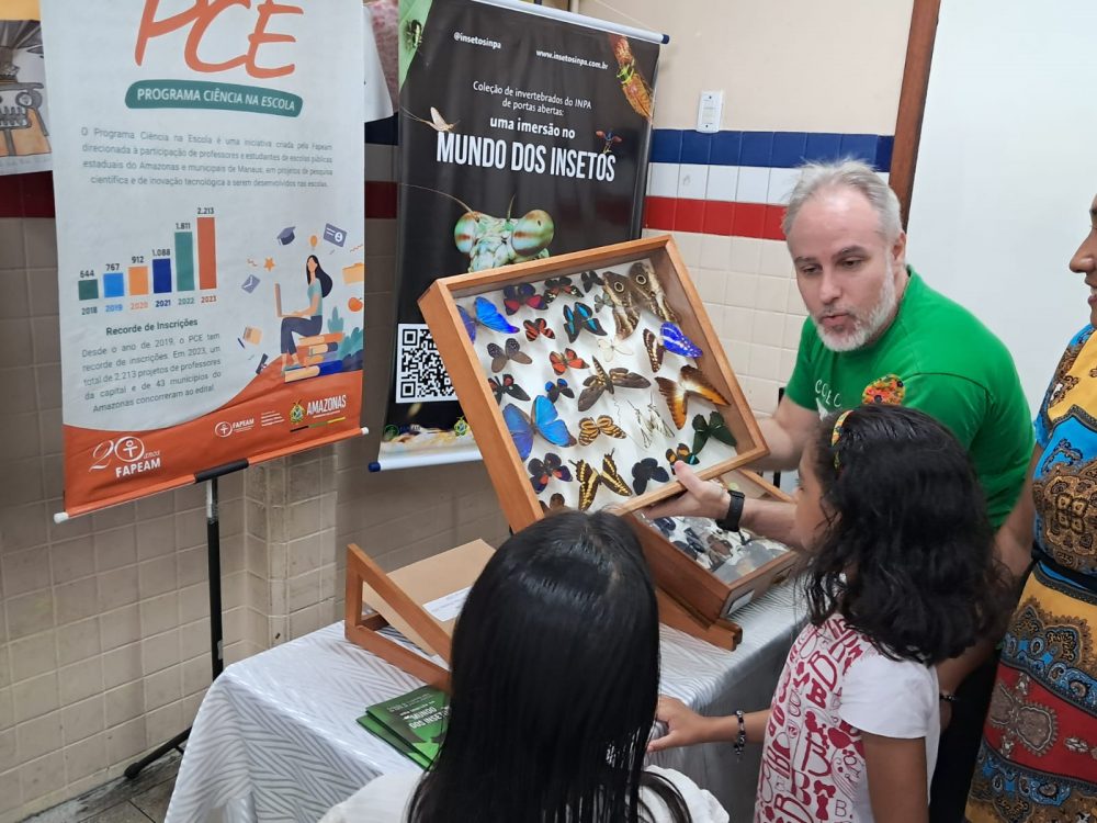 Fapeam mostra pesquisa sobre coleção de invertebrados para população durante ação do Governo Presente no bairro Petrópolis Fapeam mostra pesquisa sobre coleção de invertebrados para população durante ação do Governo Presente no bairro Petrópolis