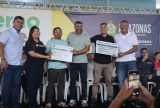 Governo Presente: Idam entrega 32 documentos a produtores rurais de Manaus