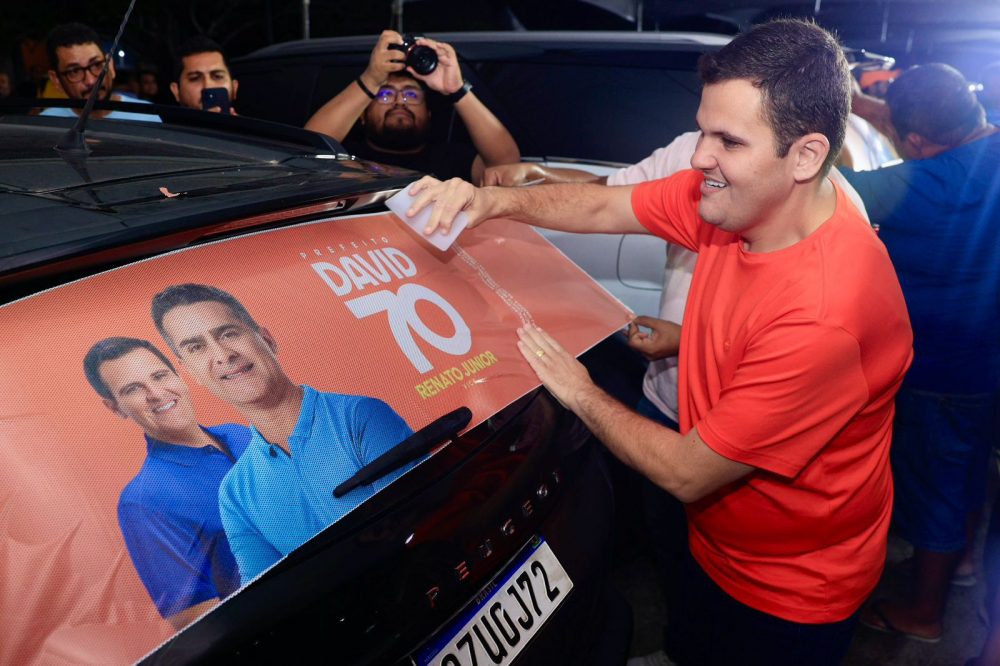 David Almeida promove adesivaço em diferentes locais de Manaus neste fim de semana; confira David Almeida promove adesivaço em diferentes locais de Manaus neste fim de semana; confira