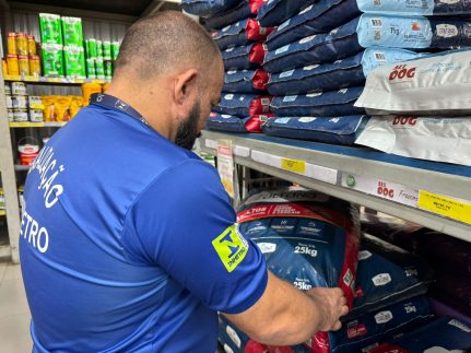 Operação Grandes Massas reprova duas marcas de ração para cães e gatos em Manaus