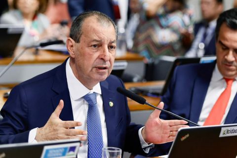 Senador Omar Aziz vai acionar a PGR para banir sites de apostas no Brasil