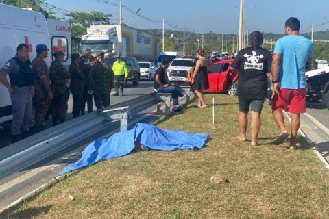 Militar do Exército cai de moto e morre durante grave acidente na avenida do Turismo; garupa fica ferido
