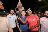 Apoiadores recebem David Almeida com festa durante adesivaço no bairro Cachoeirinha