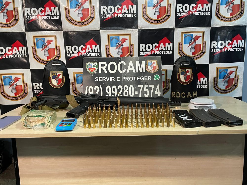 Dupla &eacute; presa com fuzil, drogas e muni&ccedil;&otilde;es no bairro Novo Aleixo