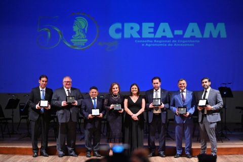 Presidente do TCE-AM é homenageada em cerimônia de 50 anos do Crea-AM