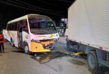 Colisão entre micro-ônibus e caminhão deixa quatro pessoas feridas no Lago Azul