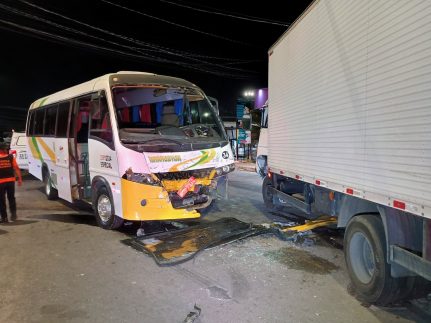 Colisão entre micro-ônibus e caminhão deixa quatro pessoas feridas no Lago Azul