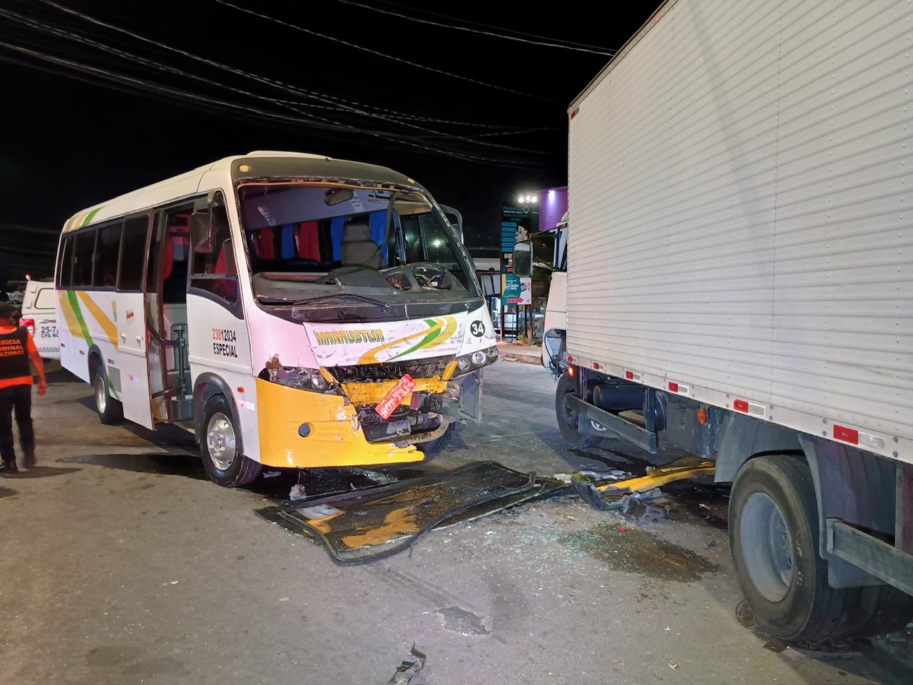 Colisão entre micro-ônibus e caminhão deixa quatro pessoas feridas no Lago Azul Colisão entre micro-ônibus e caminhão deixa quatro pessoas feridas no Lago Azul