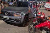 Motociclista por app morre e passageira fica ferida ao serem atingidos por picape; motorista fugiu sem prestar socorro