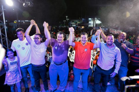 Senador Eduardo Braga defende reeleição de David Almeida em encontro com moradores do Colônia Antônio Aleixo
