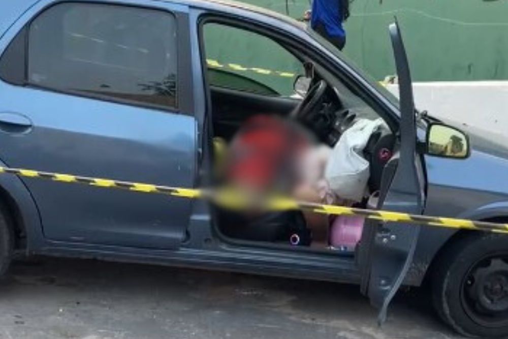Motorista morre ao perder controle de carro e bater contra mureta no Centro de Manaus