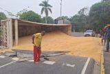 Carreta com milho tomba e causa interdição na Bola das Letras em Manaus