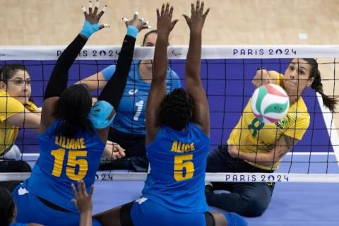 Brasil vence Ruanda na estreia do vôlei sentado feminino em Paris 2024