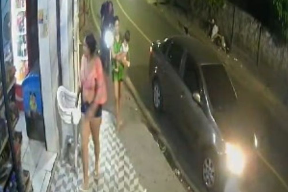 Mulher com bebê no colo é atropelada por motoboy no bairro Compensa Mulher com bebê no colo é atropelada por motoboy no bairro Compensa