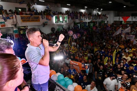 David Almeida é recebido com festa por moradores da Zona Sul de Manaus