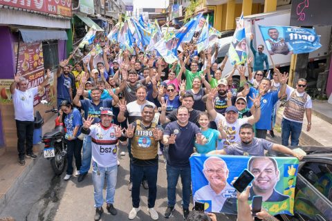 Roberto Cidade propõe reestruturar feiras dos bairros durante caminhada no conjunto Manoa