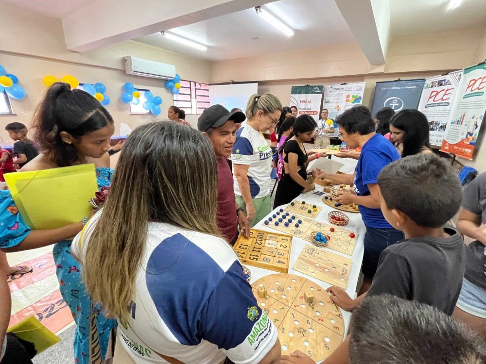 Fapeam apresenta projeto durante ação do Governo Presente em escola do bairro Grande Vitória Fapeam apresenta projeto durante ação do Governo Presente em escola do bairro Grande Vitória