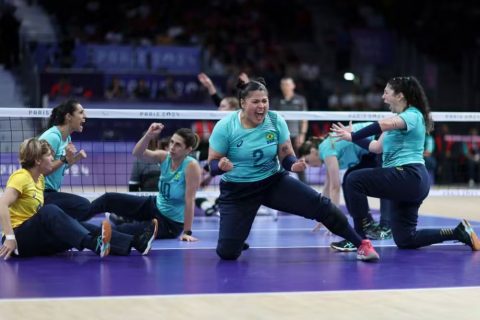 Paralimpíadas de Paris: Brasil vence Canadá e garante vaga na semifinal de vôlei sentado feminino