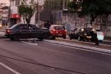 Motorista derruba poste e interdita trecho da avenida Constantino Nery
