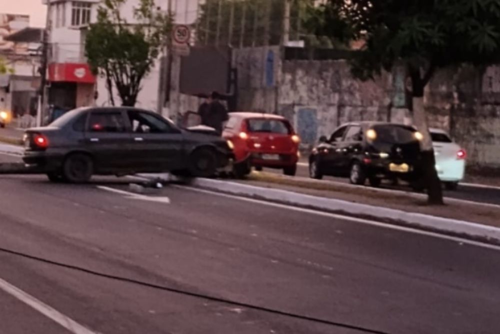 Motorista derruba poste e interdita trecho da avenida Constantino Nery Motorista derruba poste e interdita trecho da avenida Constantino Nery