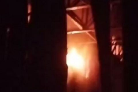 Incêndio atinge e destrói parte de supermercado no bairro Colônia Terra Nova