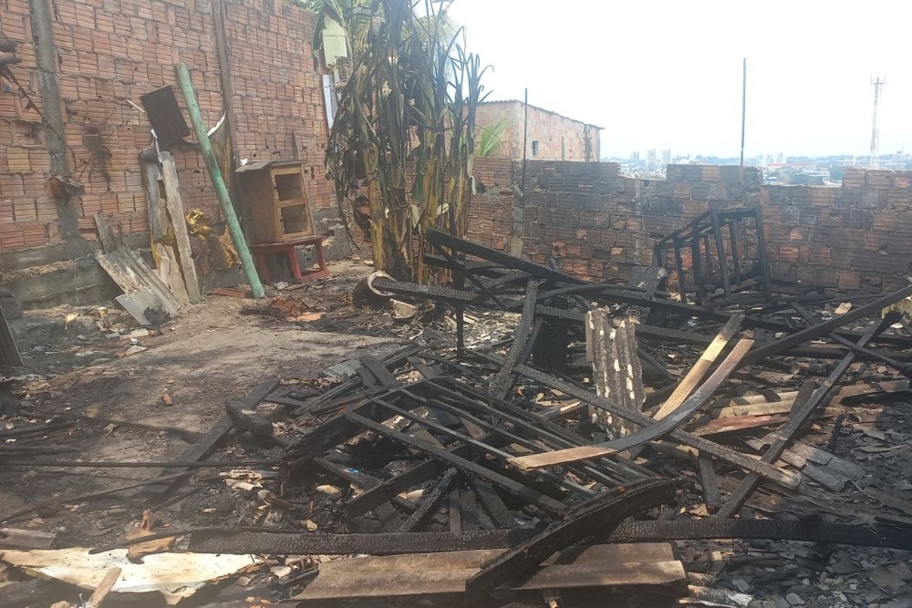 Casa de madeira &eacute; destru&iacute;da durante inc&ecirc;ndio no bairro Alvorada