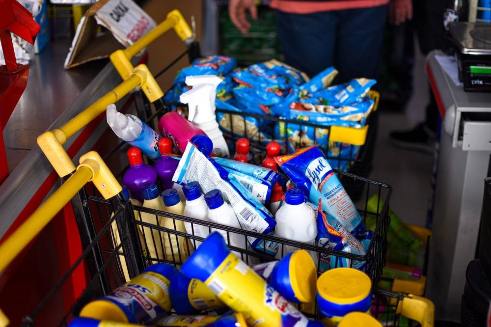 Supermercado de Manaus é autuado por vender 95 kg de produtos inadequados para consumo Supermercado de Manaus é autuado por vender 95 kg de produtos inadequados para consumo