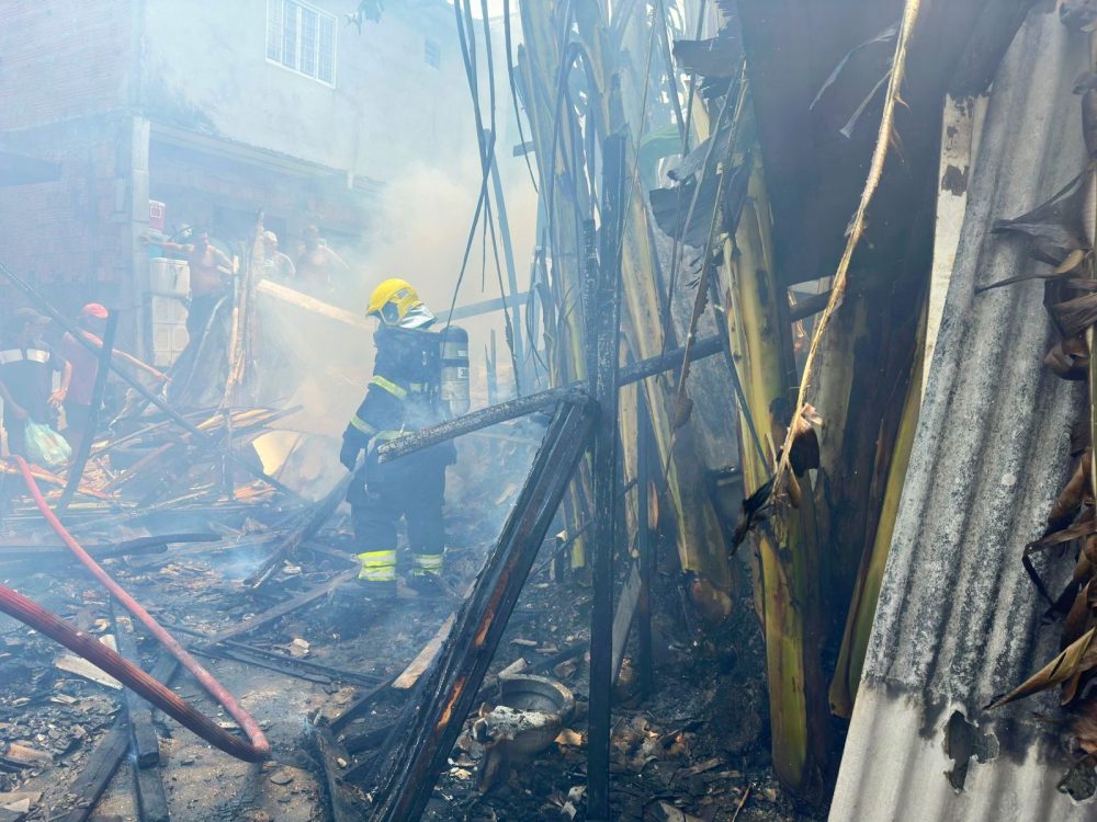 Bombeiros combatem mais de 30 inc&ecirc;ndios em Manaus no fim de semana