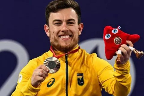 Paris 2024: Vitor Tavares brilha e conquista bronze na classe simples SH6 do badminton