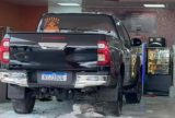 Picape desgovernada invade loja de conveniência em posto de gasolina em Manaus