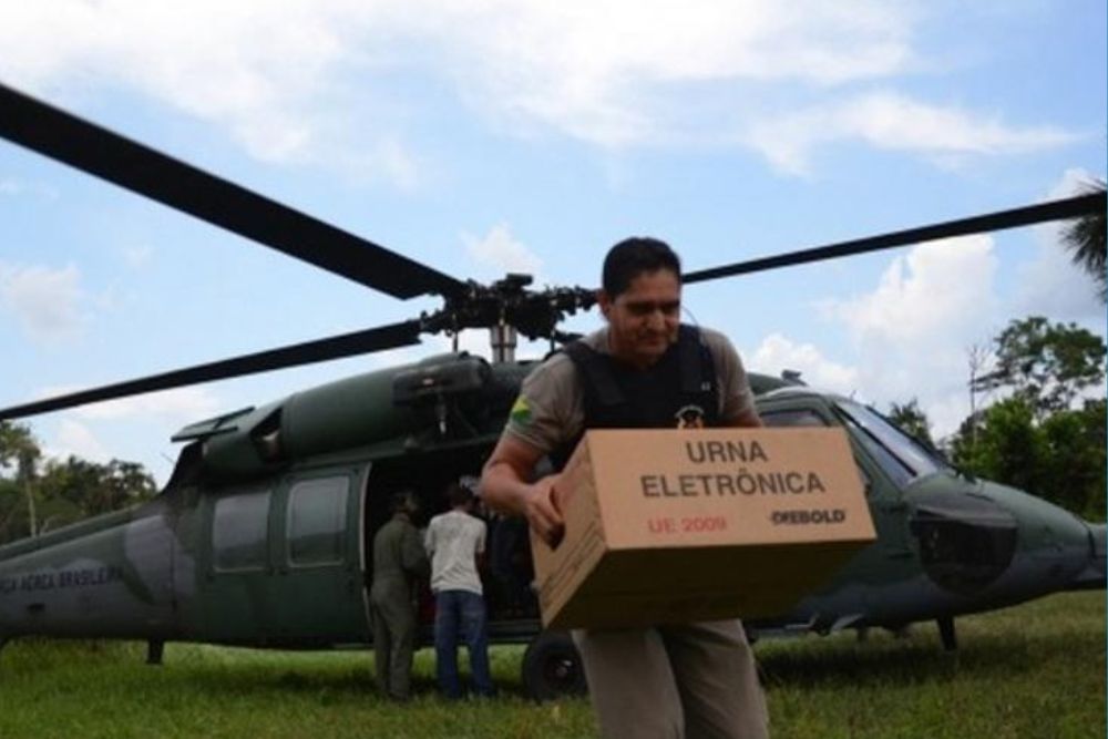TRE-AM mobiliza helic&oacute;pteros para transporte de urnas em &aacute;reas isoladas no Amazonas