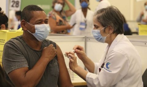 Vacinação: combate às fake news deve focar em quem tem dúvidas sobre eficácia e segurança das doses, diz Opas