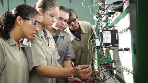Programa irá oferecer qualificação profissional para 15 mil jovens