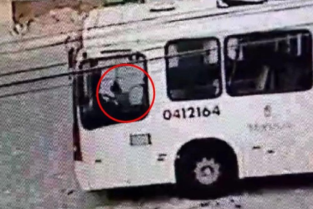 Crian&ccedil;as puxam freio de m&atilde;o do &ocirc;nibus e causam acidente na Zona Leste de Manaus