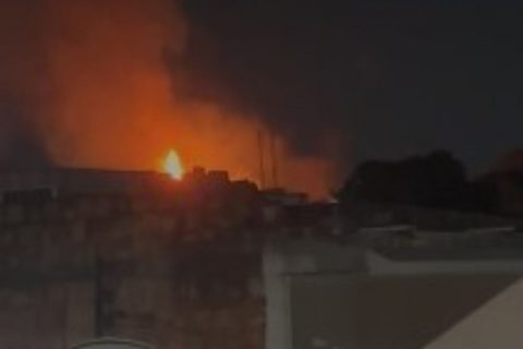 Incêndio de grandes proporções atinge área de mata no bairro da Paz