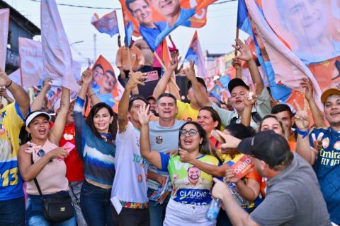 Caminhada de David Almeida lota ruas do Jorge Teixeira com apoiadores e comerciantes da região