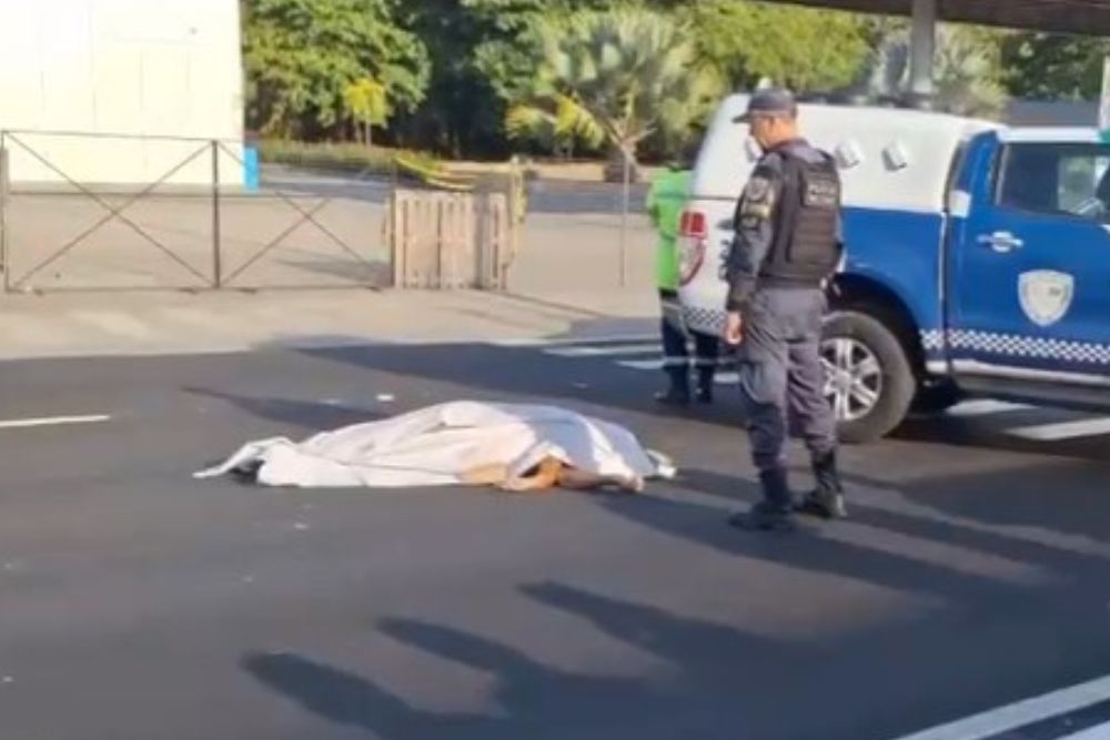 Idoso morre ao ser atropelado por motociclista ao atravessar avenida Constantino Nery Idoso morre ao ser atropelado por motociclista ao atravessar avenida Constantino Nery