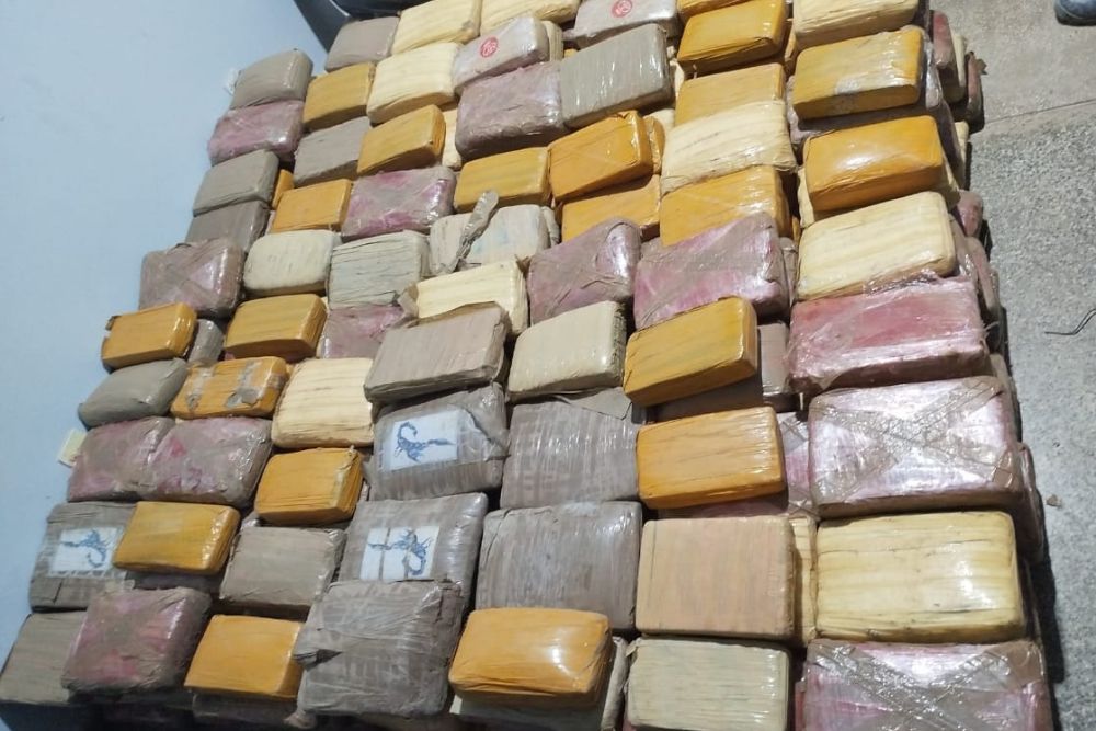 Pol&iacute;cia apreende lancha com 362 kg de drogas interior do AM