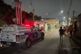 Homem é perseguido e executado em lanchonete; proprietária do estabelecimento foi baleada